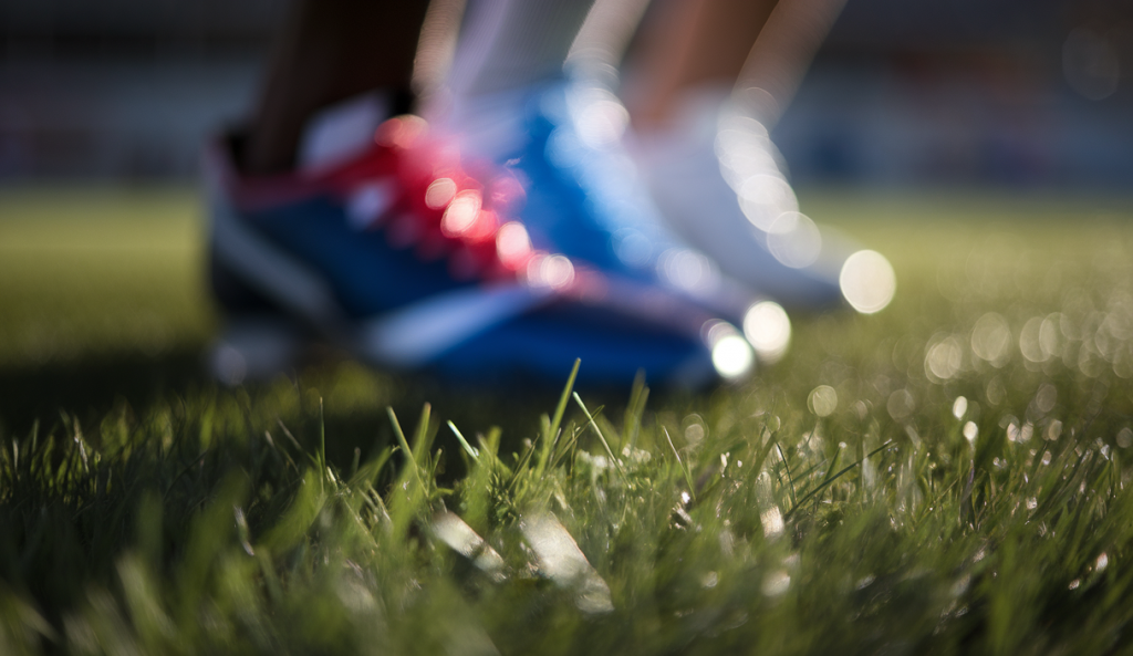 Illustration des enjeux des droits des femmes dans le sport, avec une attention aux restrictions pour les femmes transgenres dans le football.